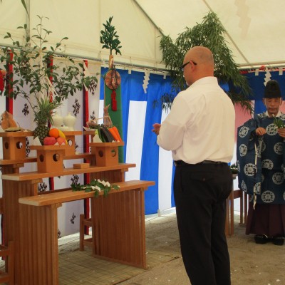picture of Mr. Oka giving a prayer for safety
