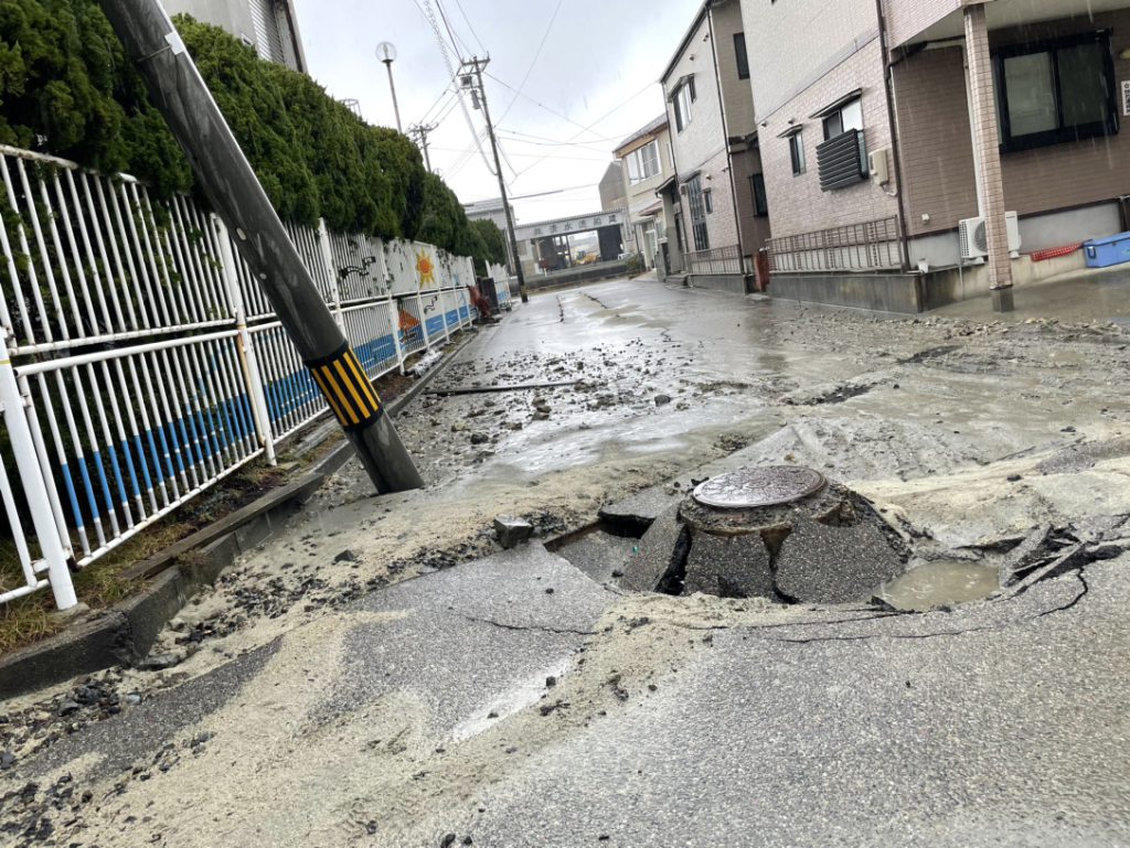 picture of damaged road in Noto