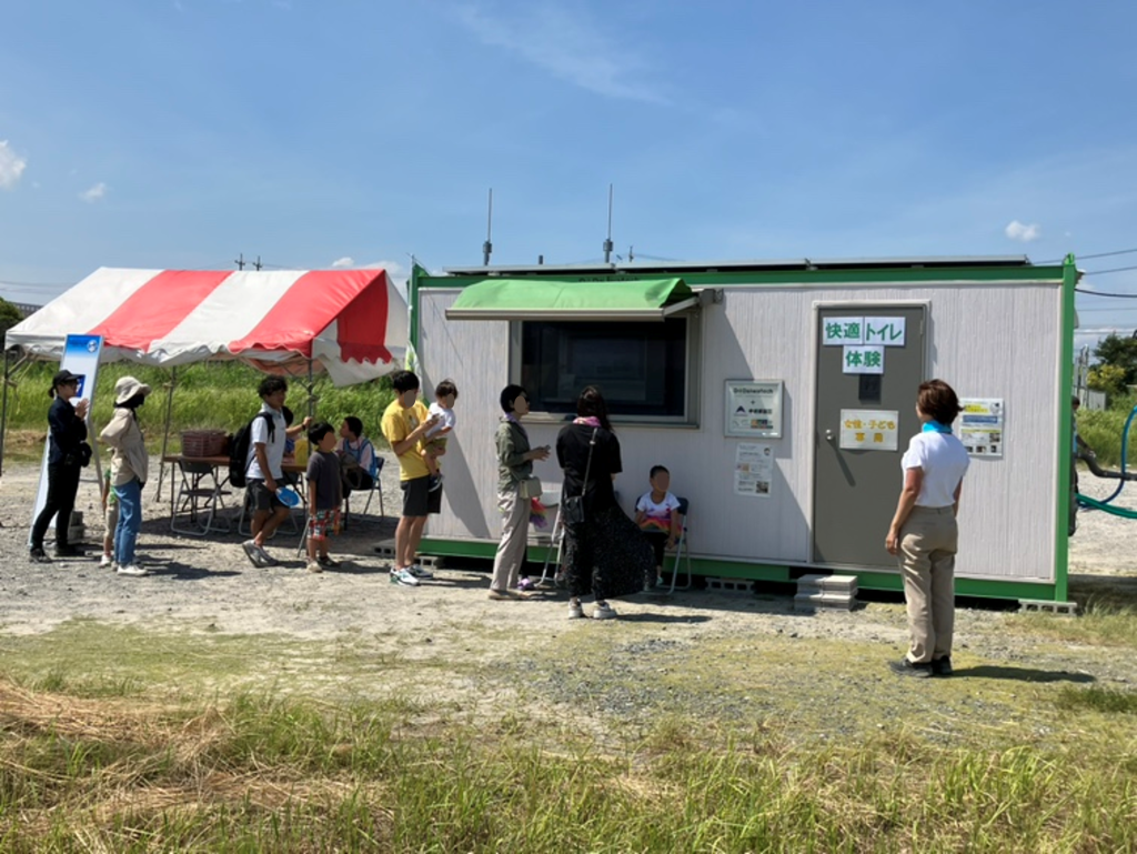 photo of people standing in line for experiencing Kutsurogi